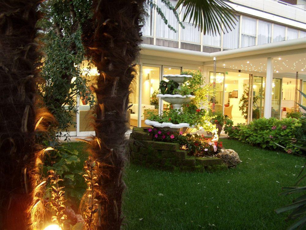 Hotel King - Azzurro Club Milano Marittima Dış mekan fotoğraf